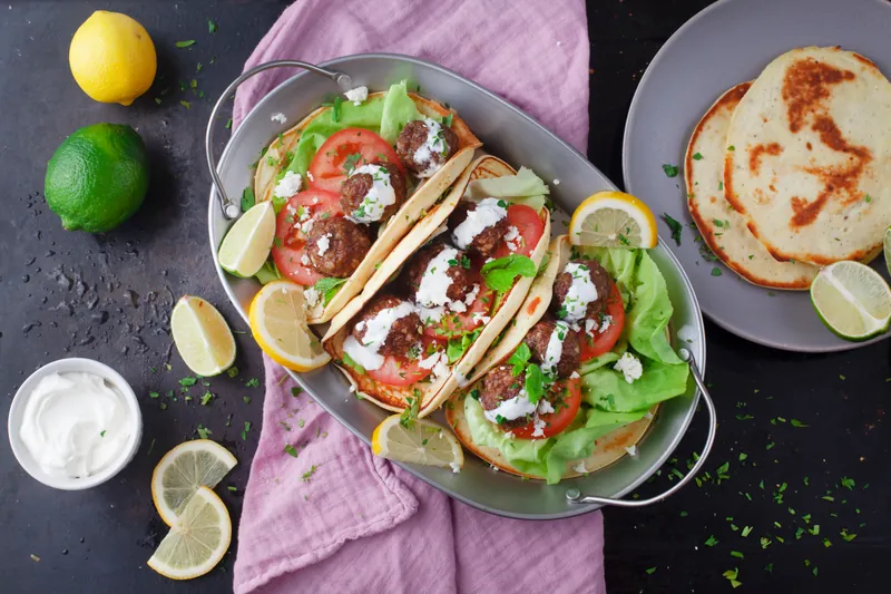 Græske kødboller i lækre pandekager af hytteost - Ketoliv