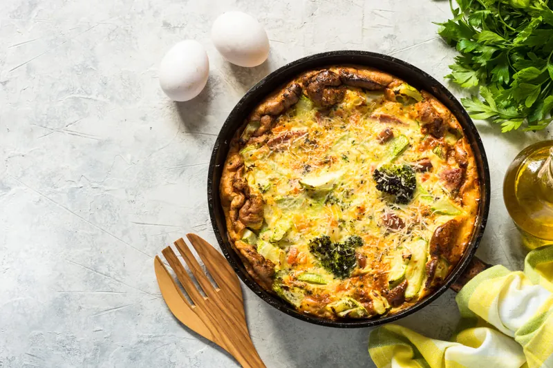 Gratin med broccoli, frisk avocado og bacon - Ketoliv