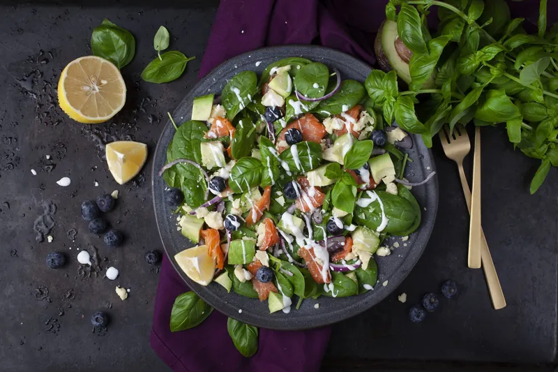 Gravad laks med avocado og blåbær - Ketoliv
