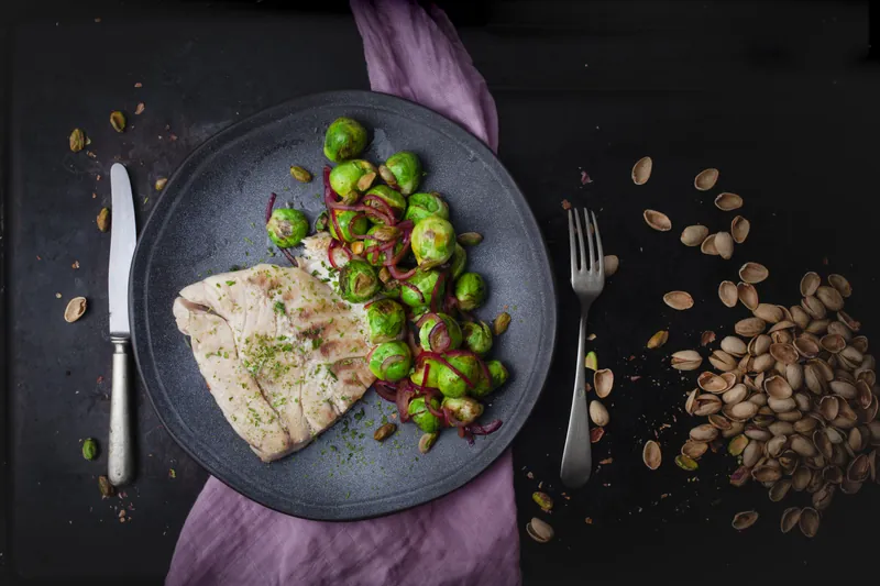 Grillede havbars med karamelliserede rosenkål og pistacienødder - Ketoliv