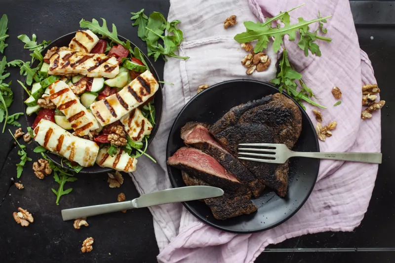 Grillet halloumi salat med entrecote - Ketoliv