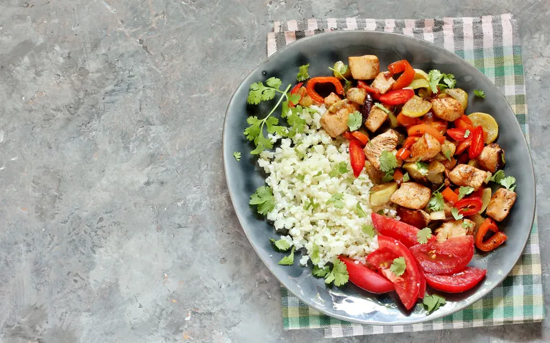 Grillet ratatouille og kylling med blomkålsris - Ketoliv
