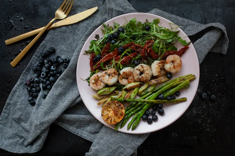 Grillet rejesalat med blåbær og grønt - Ketoliv