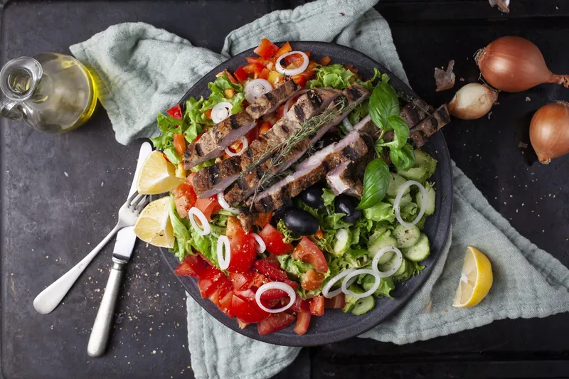 Grillet svinekoteletter på middelhavsinspireret salatbund - Ketoliv