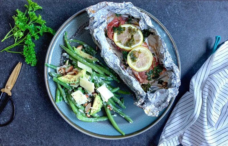Grillet torsk med serranoskinke og bønnesalat med mandler - Ketoliv