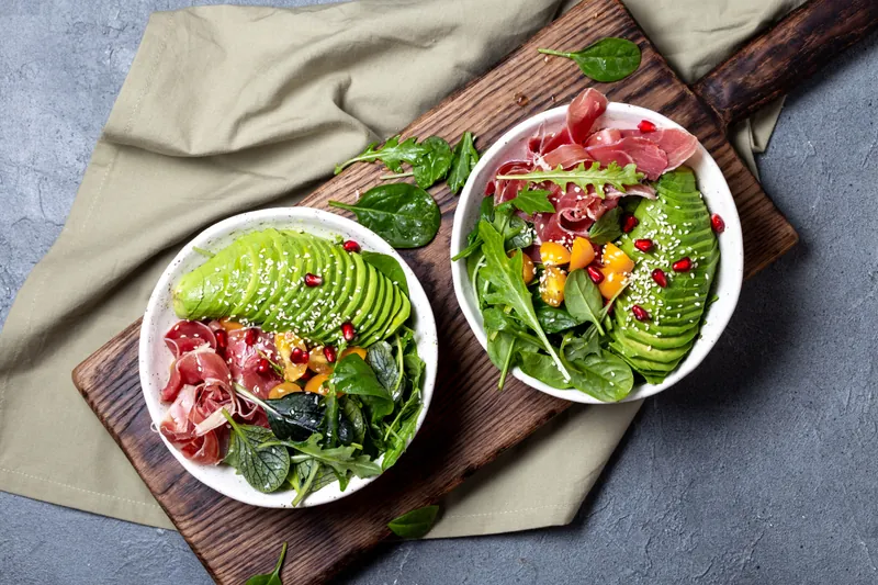 Grøn avocadoskål med tørret skinke - Ketoliv