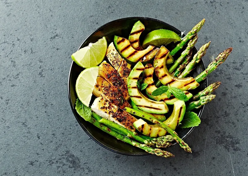 Grøn frokostsalat med kylling og asparges - Ketoliv