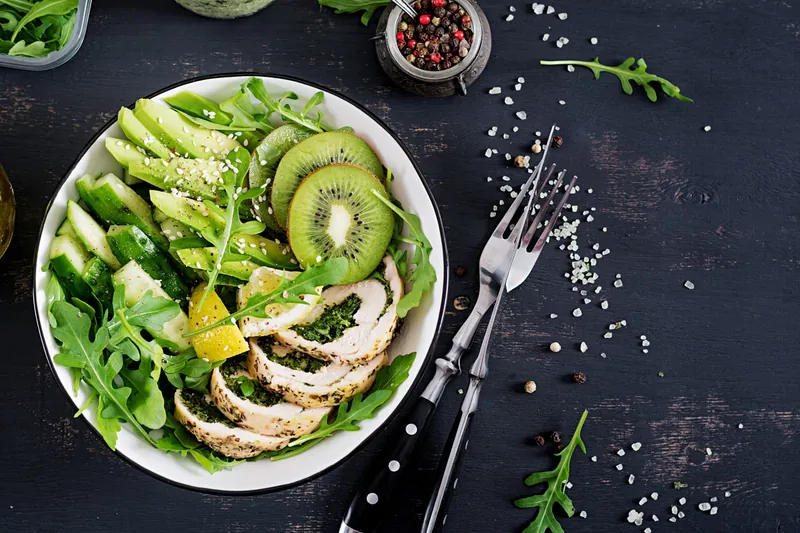 Grøn salat med spinatkylling, kiwi og avocado - Ketoliv