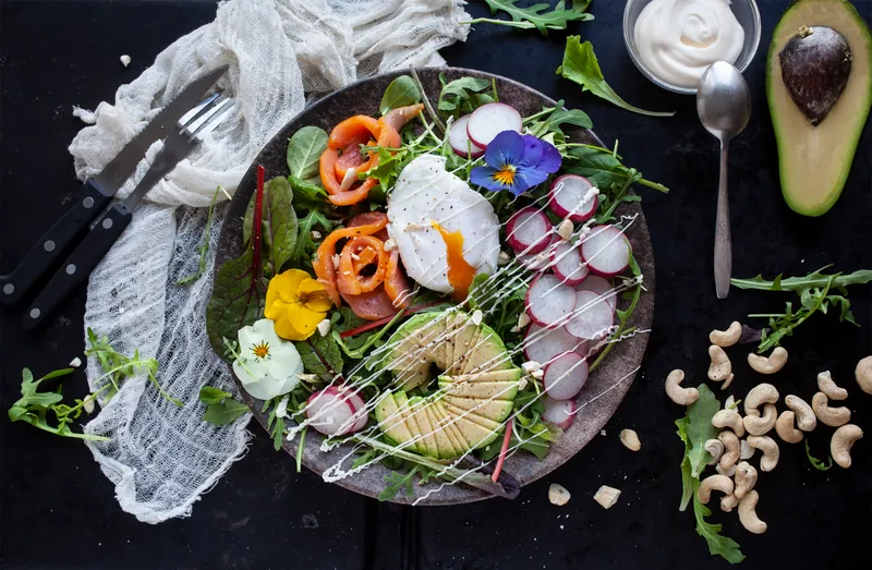 Grønt måltid med røget laks, pocherede æg og cashewnødder - Ketoliv