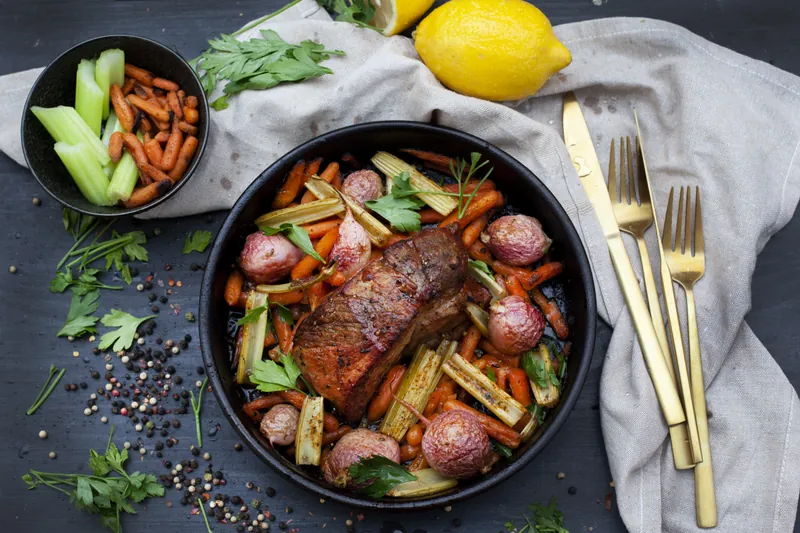 Grøntsagsfad med pulled pork og mozzarella salat - Ketoliv