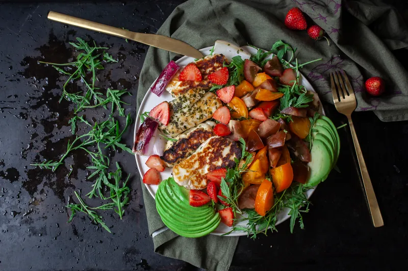 Grov halloumi og jordbær salat med en krydret dressing - Ketoliv