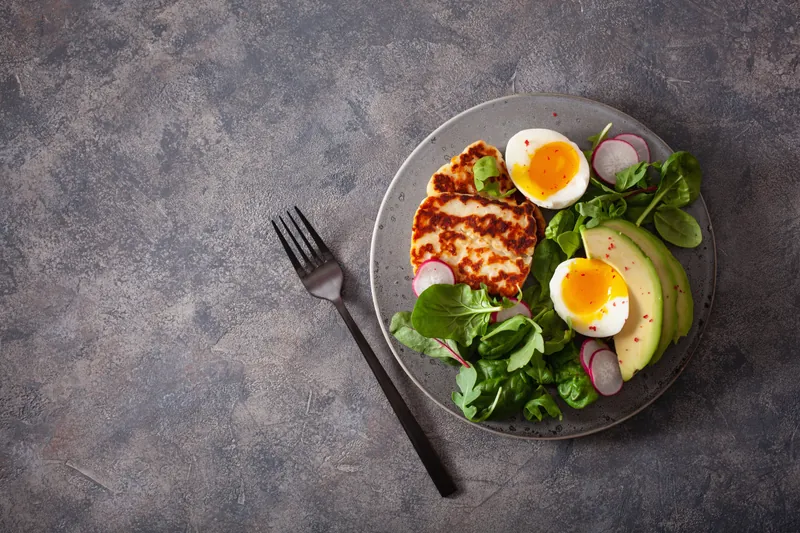 Halloumi med avocado, æg og spinat - Ketoliv