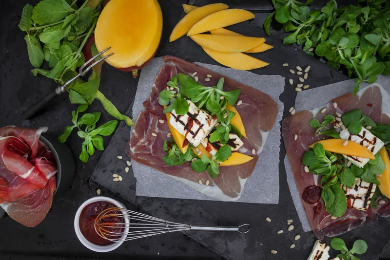 Halloumiwrap af parmeskinke med en pift af mango og chili - Ketoliv