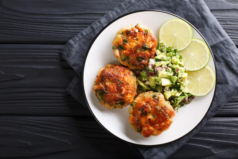 Hjemmelavede fiskefrikadeller med falsk kartoffelsalat med avocado - Ketoliv
