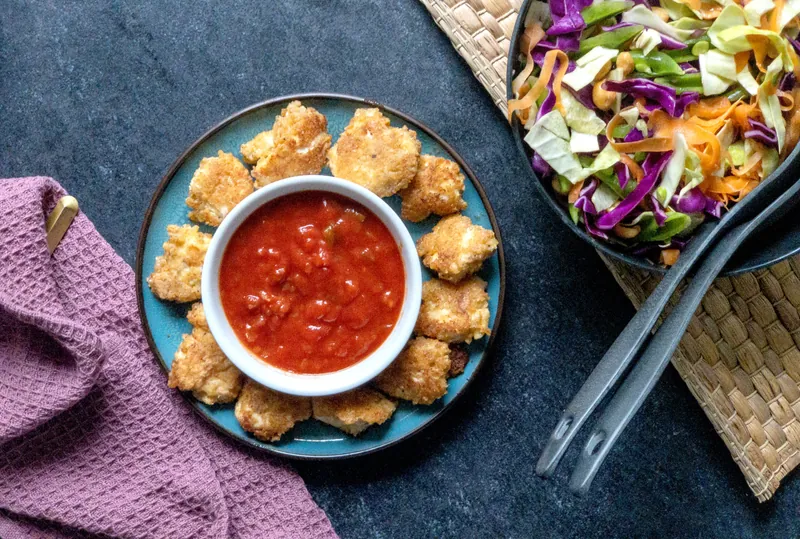 Hjemmelavede kyllingenuggets med farverig kålsalat - Ketoliv