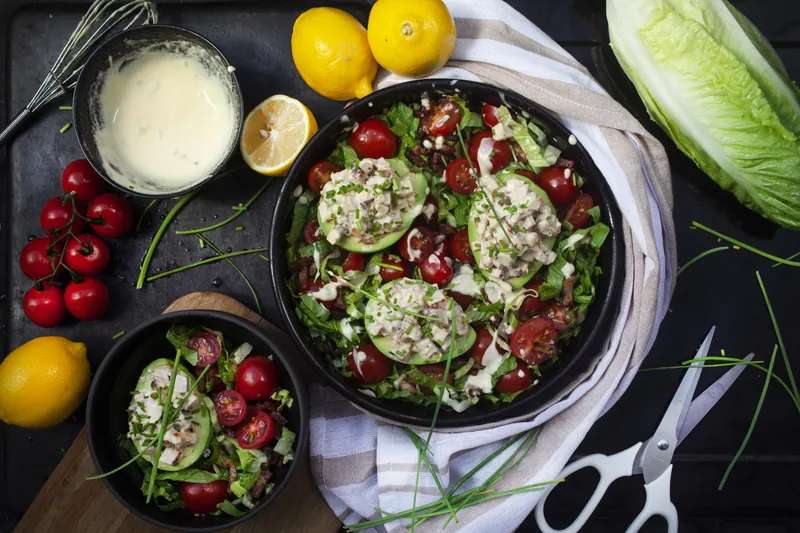 Hønsefyldte avocado med baconsalat - Ketoliv