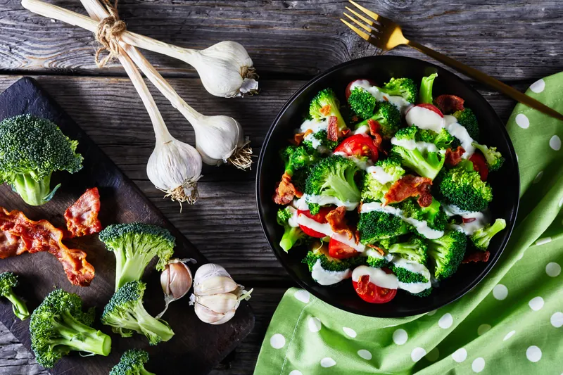 Hurtig Keto broccolisalat med cherrytomater og bacon - Ketoliv