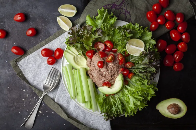 Hurtig og grøn tunsalat med hjemmelavede knækbrød - Ketoliv