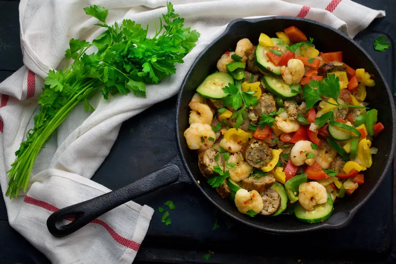 Hurtige stegte rejer med grønsager og andet godt - Ketoliv