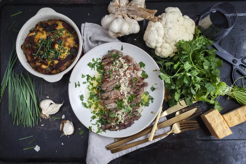 Hvidløgsmarineret flankesteak med ostegratineret blomkål - Ketoliv