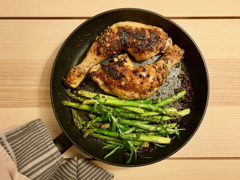 Hvidløgsmarineret kyllingelår med asparges - Ketoliv