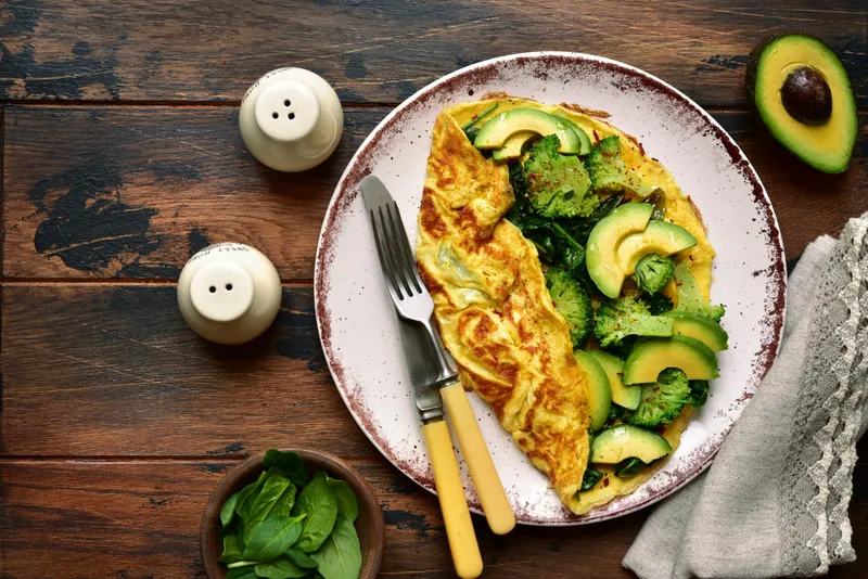 Hytteostpandekager med babyspinat, broccoli og avocado - Ketoliv