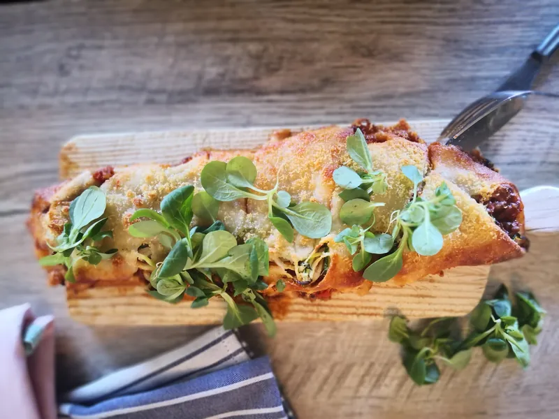 Indbagt pizza med parmeskinke og parmesan - Ketoliv