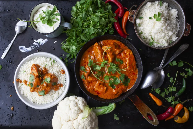 Indisk chicken korma med krydret raita - Ketoliv
