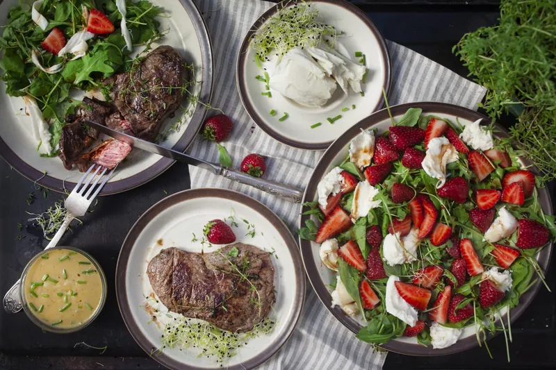 Jordbær Caprese med steak og den bedste steaksauce - Ketoliv