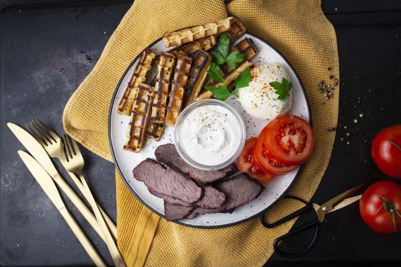 Kalveculotte med chaffelsfritter og tomat mozzarella - Ketoliv