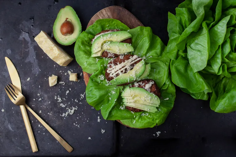 Karbonader med grønne bønner i cremet svampesauce - Ketoliv