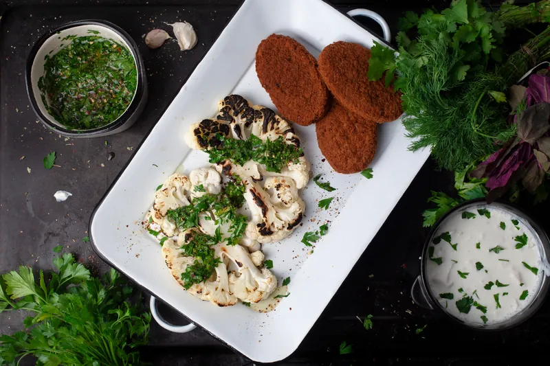 Karbonader med ristet blomkålsbøf og persilledressing - Ketoliv