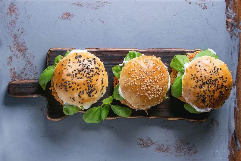 Keto burger af langtidsstegt kylling og coleslaw - Ketoliv