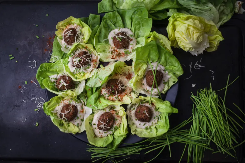 Keto frikadeller med blomkålsmos på grøn bund - Ketoliv