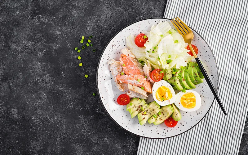 Keto frokost af røget laks, æg og grønt - Ketoliv