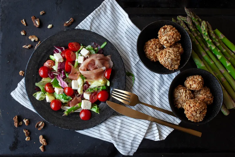 Knasende kyllingeboller med serranosalat - Ketoliv
