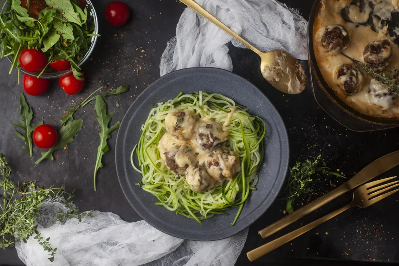 Kødboller i parmesansovs med squash nudler - Ketoliv