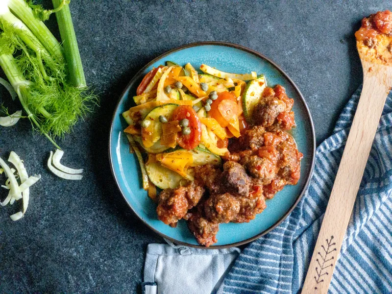 Kødboller i tomat, med stegte grøntsager og fennikel - Ketoliv