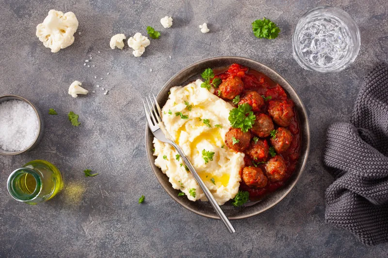 Kødboller i tomatsauce med blomkålsmos - Ketoliv