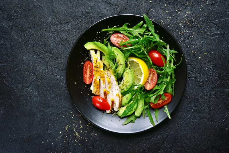 Kødrester med avocado og grønt - Ketoliv