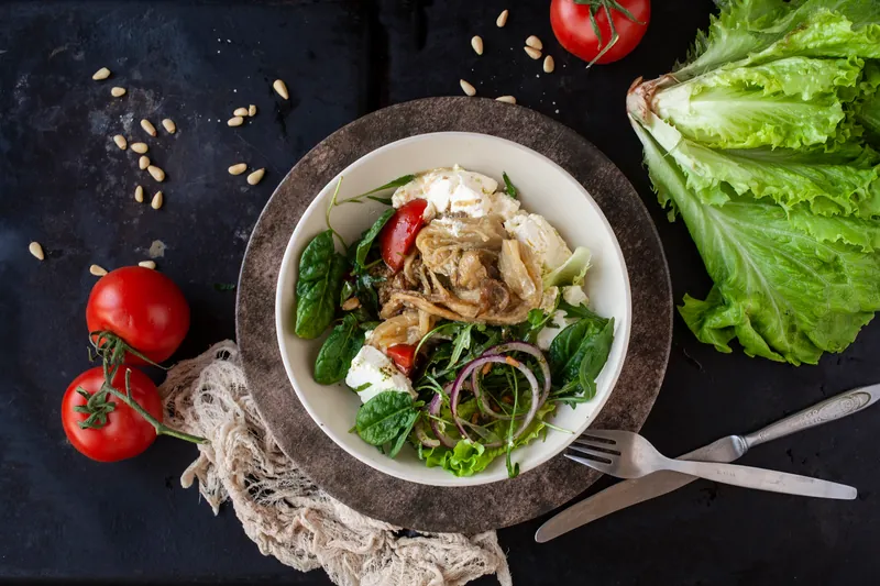 Kødsalat med flødeost, pinjekerner og bagt aubergine - Ketoliv