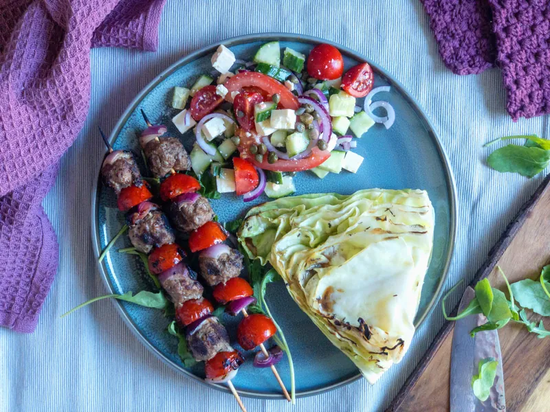 Kødspyd af kødboller, bagt spidskål og en lækker tomatsalat - Ketoliv