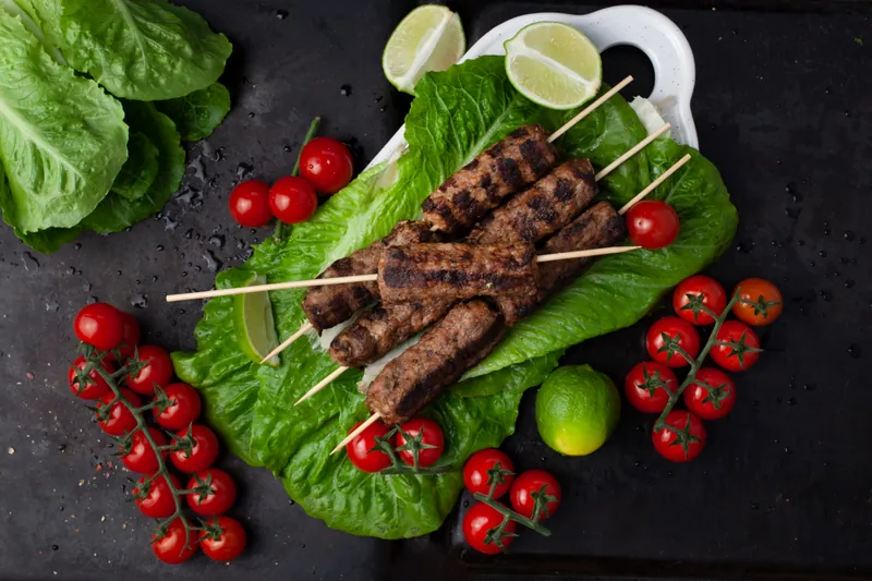 Køfte kebab med stegte grøntsager - Ketoliv