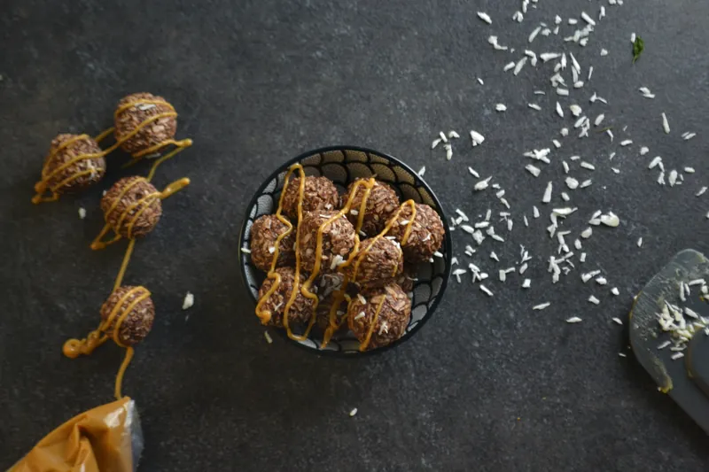 Kokoskugler med mandelessens og peanutbutter - Ketoliv