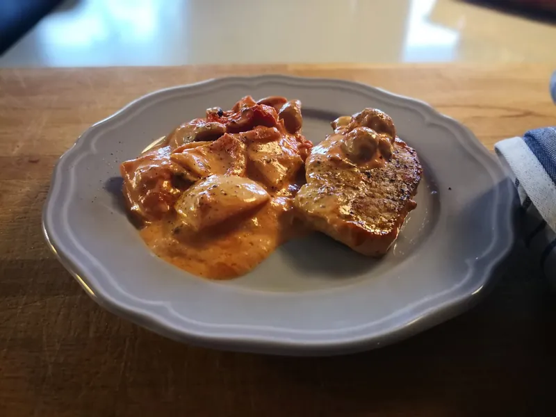 Koteletter i fad med blomkålsris - Ketoliv