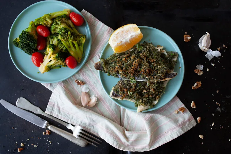 Kryddermarineret fisk med stegte grøntsager i hvidløg - Ketoliv