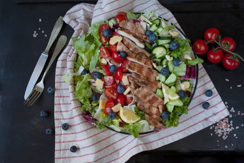 Krydret kyllingesalat med cheddartern og blåbær - Ketoliv