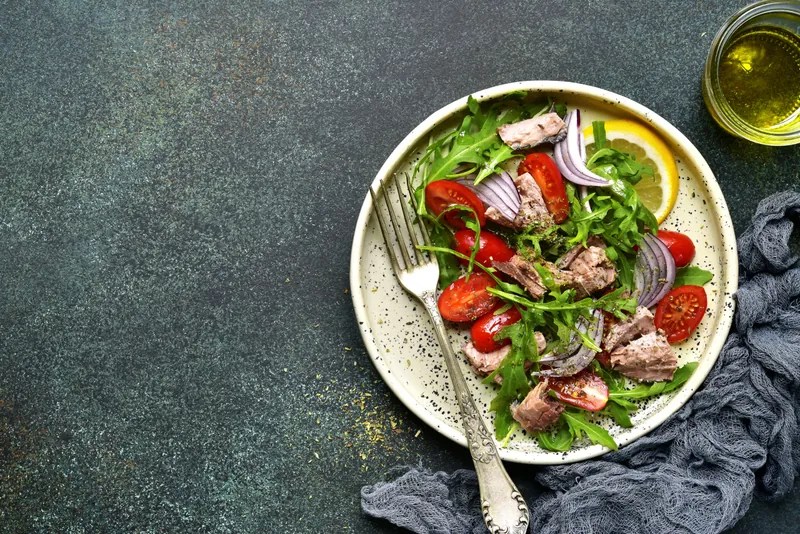 Krydret tunsalat med citron marinade - Ketoliv