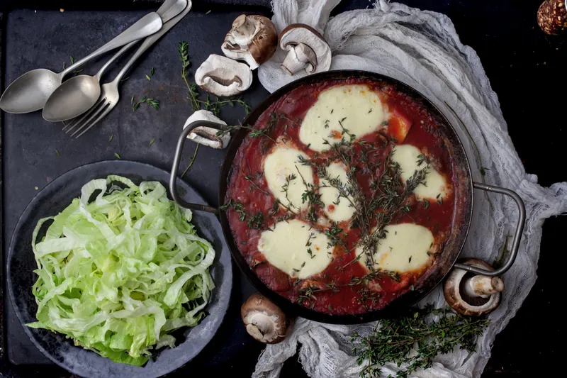 Kylling i fad med mozzarella, spinat og kålpasta - Ketoliv