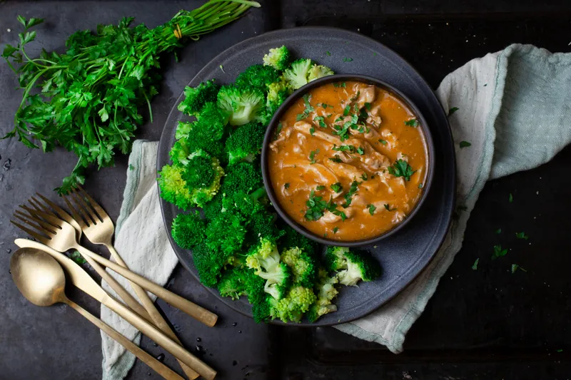 Kylling i karry med broccolibuketter - Ketoliv